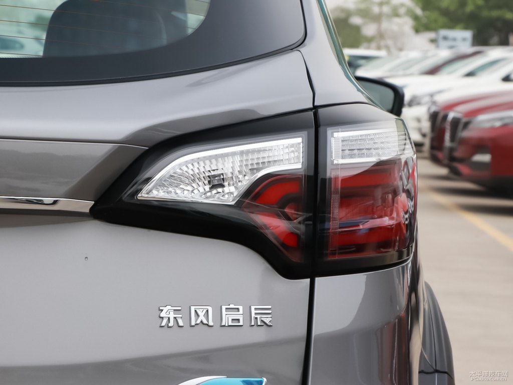 翡麗灰啟辰T70車尾外觀圖片