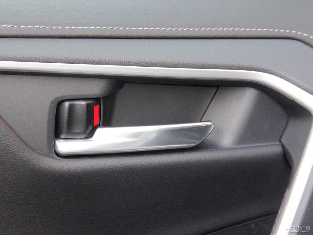 珍珠白RAV4榮放車廂內(nèi)飾圖片