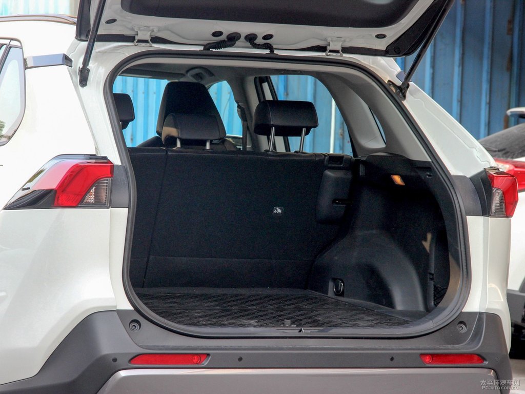 珍珠白RAV4榮放后備廂空間圖片