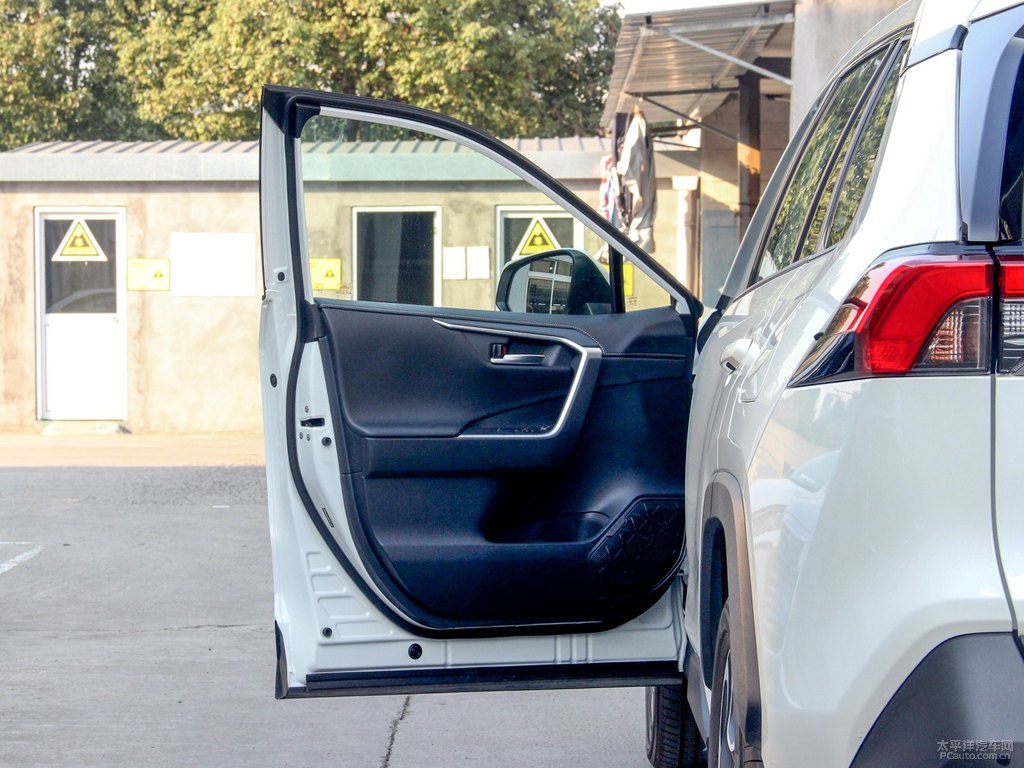 珍珠白R(shí)AV4榮放車廂內(nèi)飾圖片