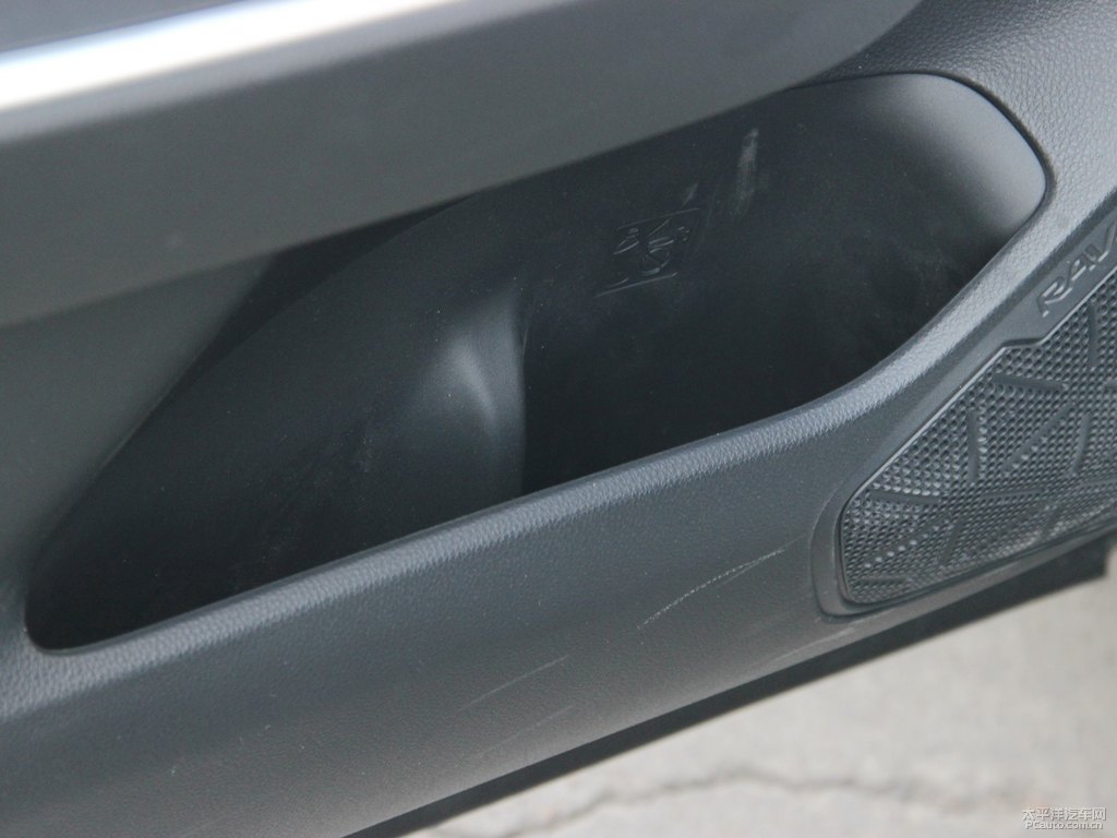 珍珠白RAV4榮放儲物空間空間圖片