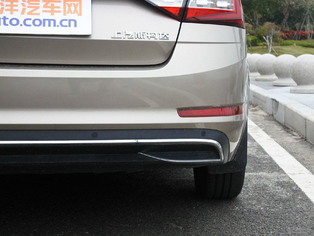 鉑光金明銳車(chē)尾外觀圖片