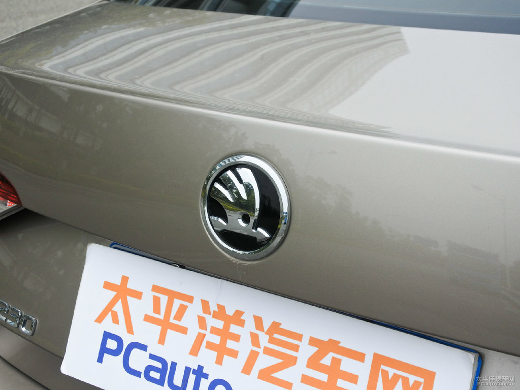 鉑光金明銳車尾外觀圖片