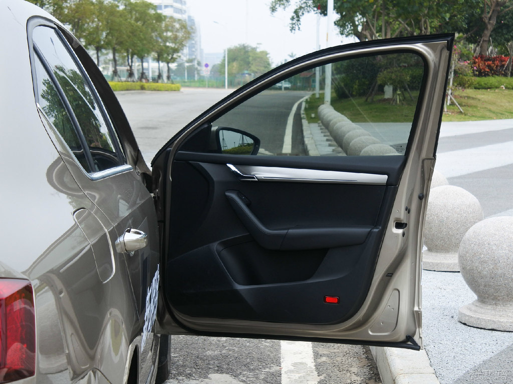 鉑光金明銳車廂內(nèi)飾圖片