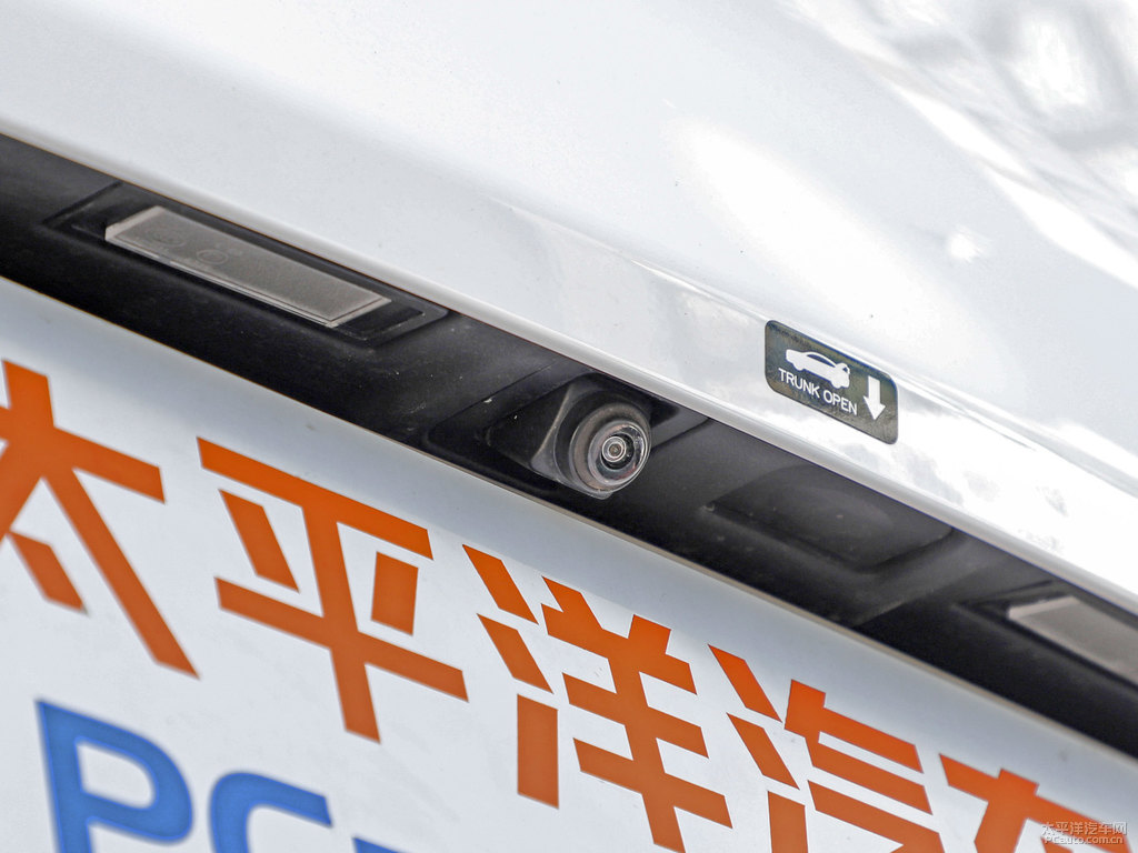 冰晶白帝豪GS車尾外觀圖片