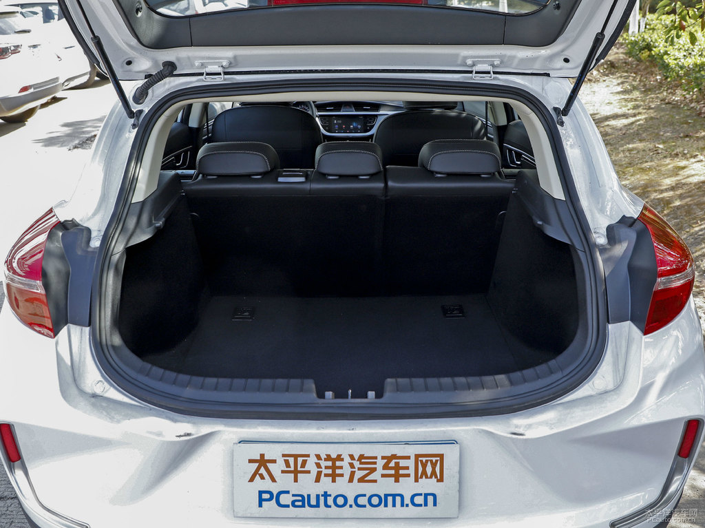 冰晶白帝豪GS后備廂空間圖片