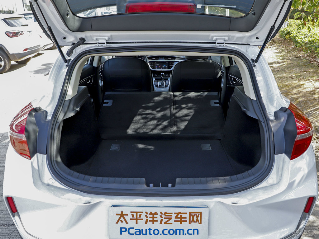 冰晶白帝豪GS后備廂空間圖片