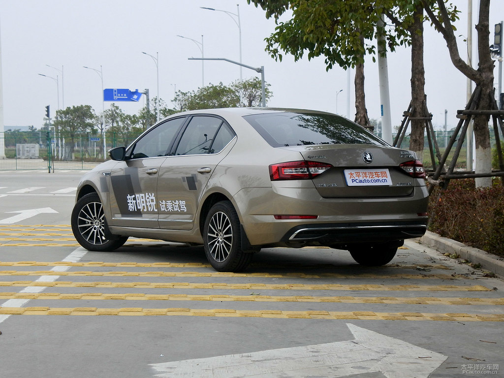 鉑光金明銳整車外觀外觀圖片