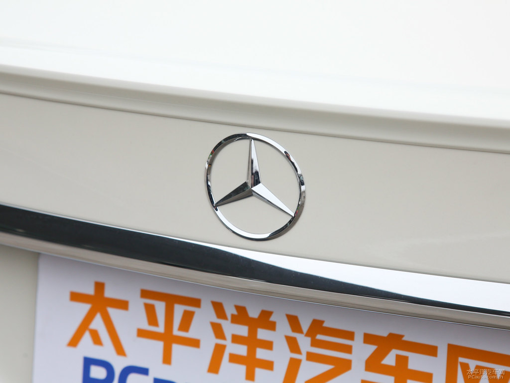 北極白奔馳C級車尾外觀圖片