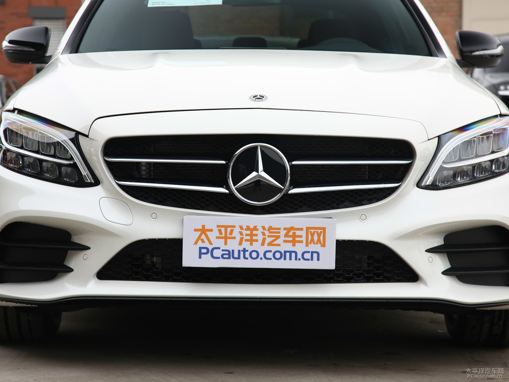 北極白奔馳C級(jí)車頭外觀圖片