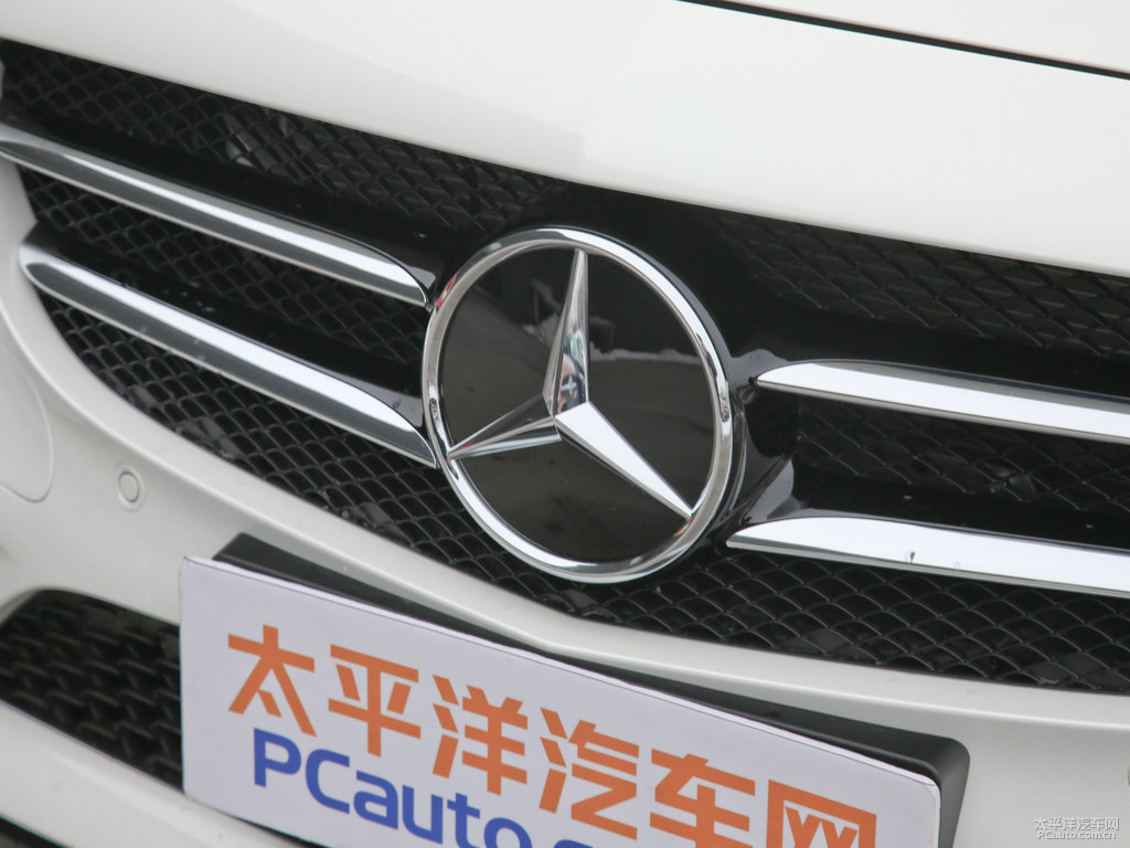 北極白奔馳C級(jí)車頭外觀圖片