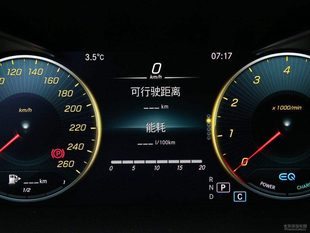 北極白奔馳C級(jí)中控內(nèi)飾圖片