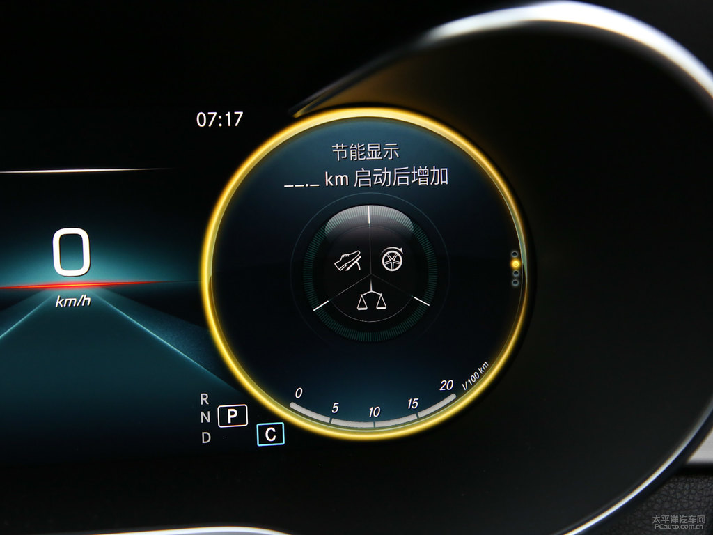 北極白奔馳C級(jí)中控內(nèi)飾圖片