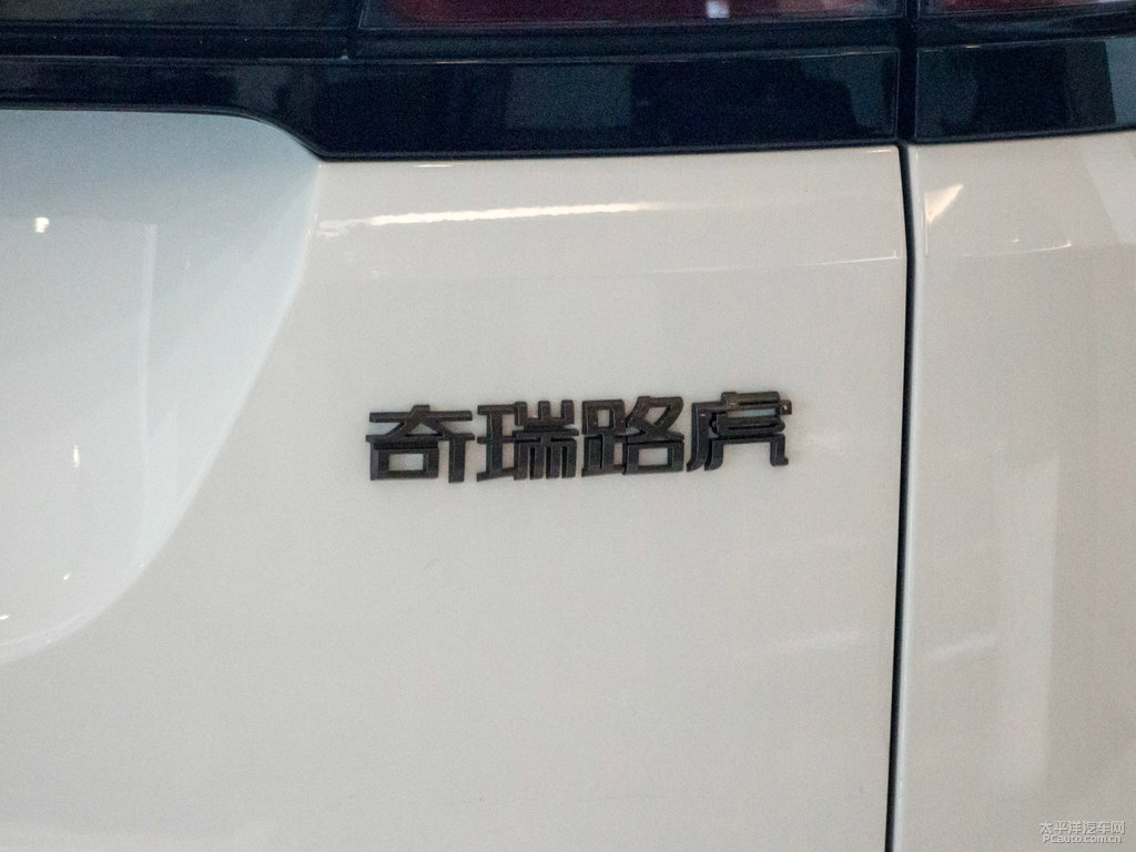 富士白攬勝極光車尾外觀圖片