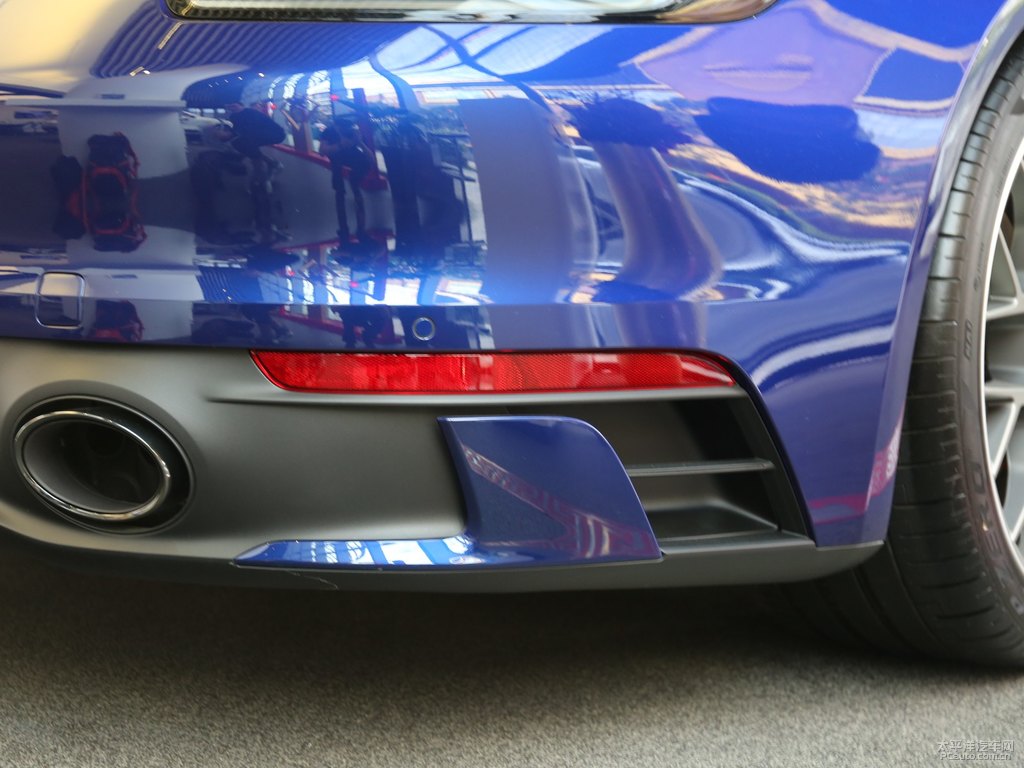 龍膽藍(lán)保時(shí)捷911車尾外觀圖片