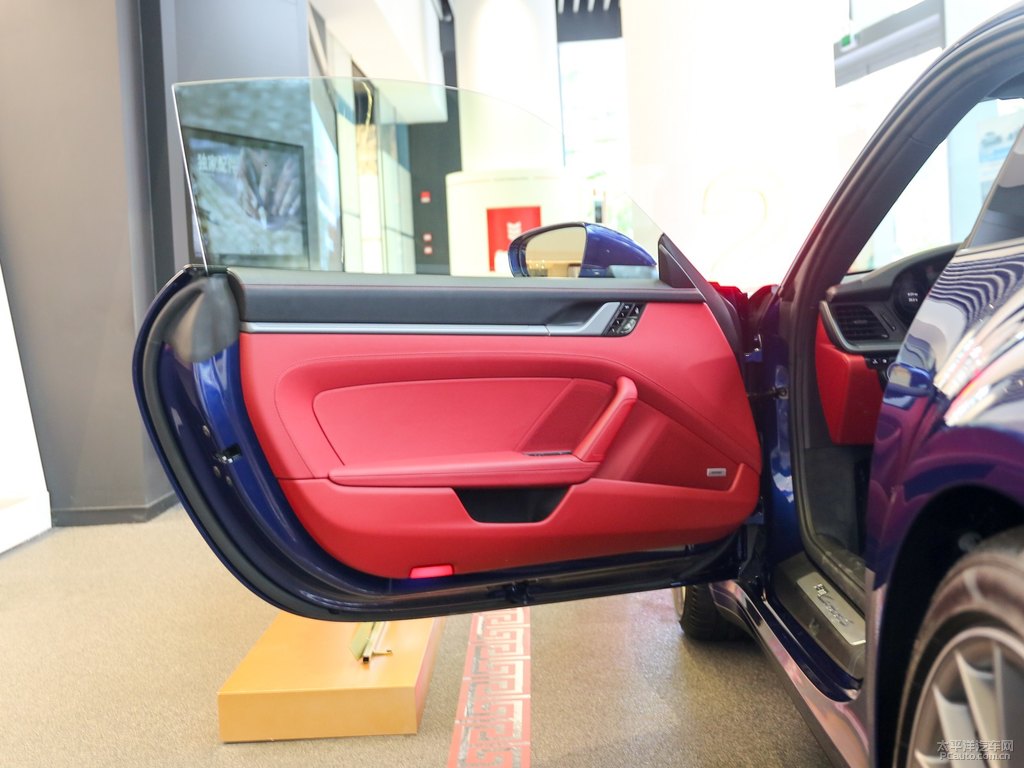 龍膽藍(lán)保時(shí)捷911車廂內(nèi)飾圖片