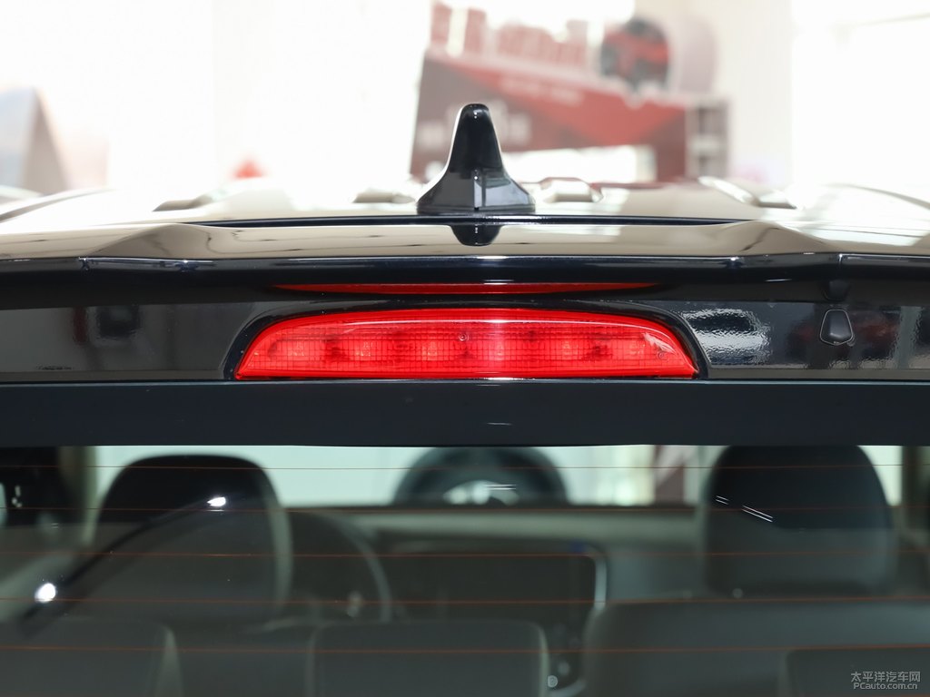 珍珠黑歐藍(lán)德車尾外觀圖片