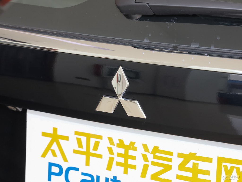 珍珠黑歐藍(lán)德車尾外觀圖片