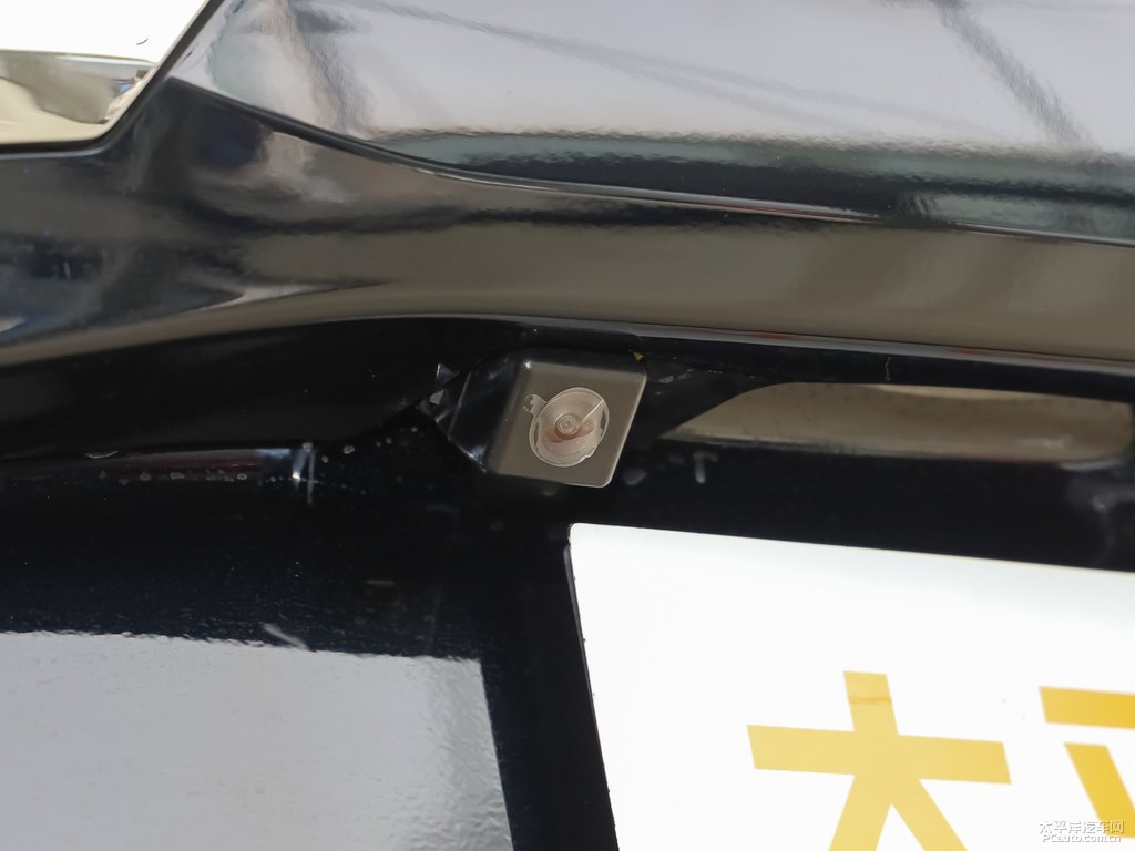 珍珠黑歐藍(lán)德車尾外觀圖片