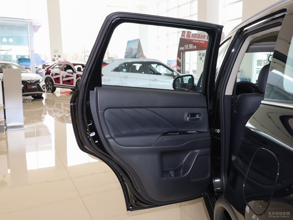 珍珠黑歐藍(lán)德車廂內(nèi)飾圖片