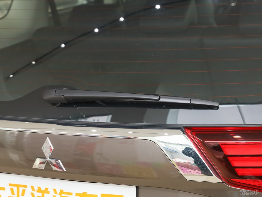 棕褐歐藍德車尾外觀圖片