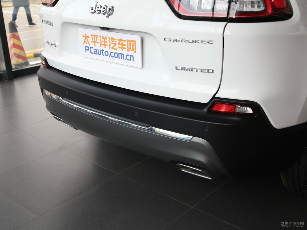 皓白自由光車尾外觀圖片