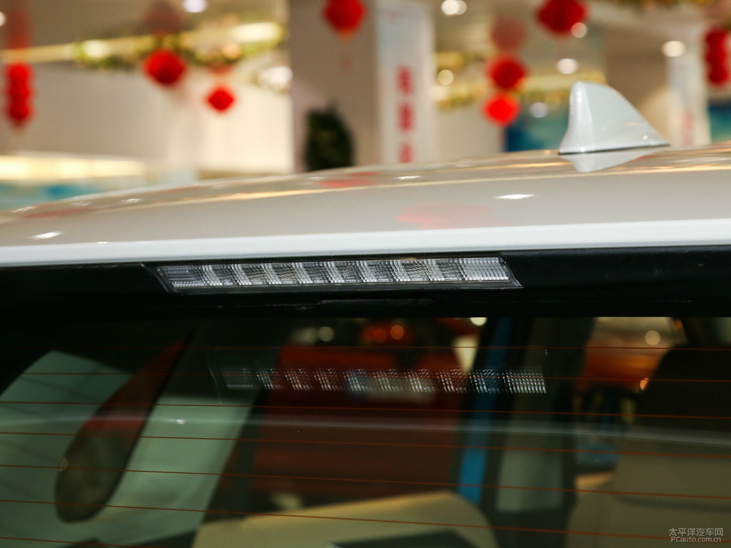 愛琴海藍RAV4榮放車尾外觀圖片