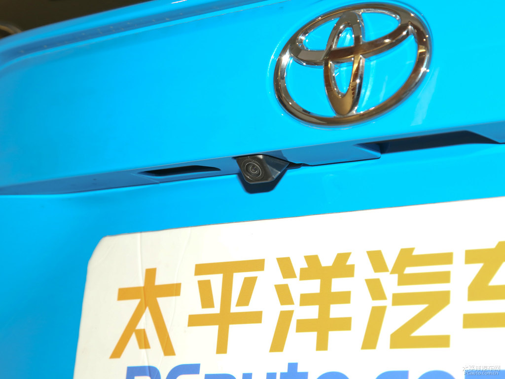 愛琴海藍RAV4榮放車尾外觀圖片