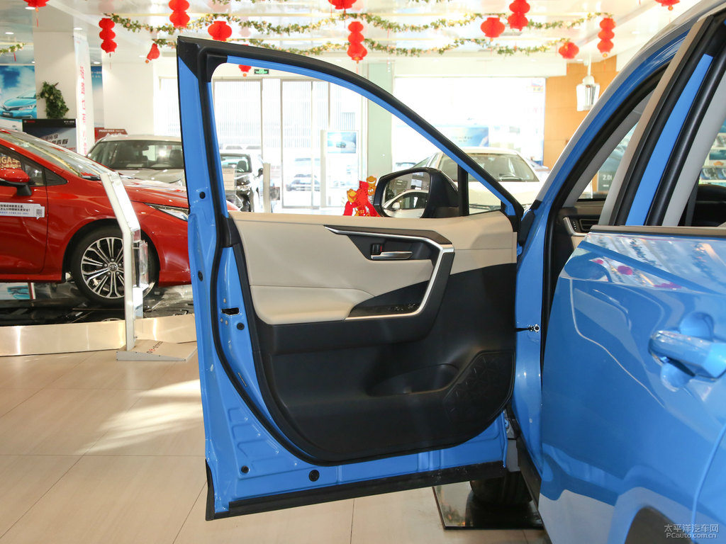 愛琴海藍(lán)RAV4榮放車廂內(nèi)飾圖片