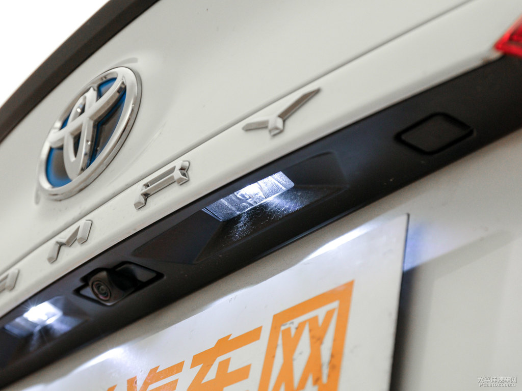 鉑金珍珠白黑雙色凱美瑞車尾外觀圖片