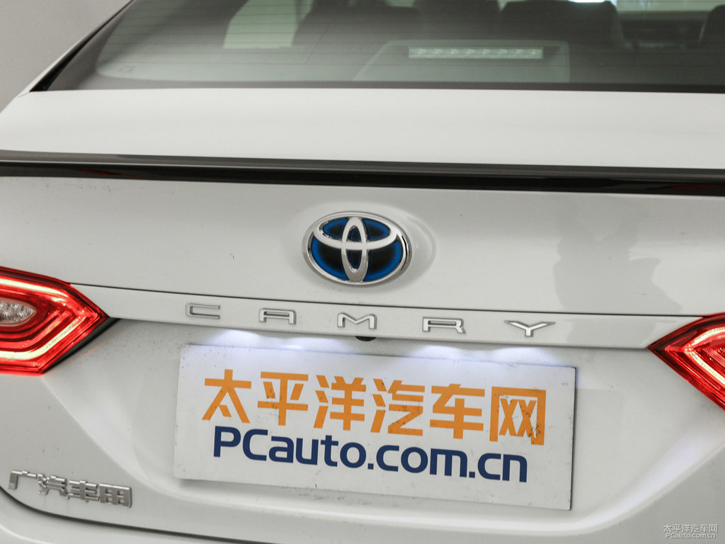 鉑金珍珠白黑雙色凱美瑞車尾外觀圖片