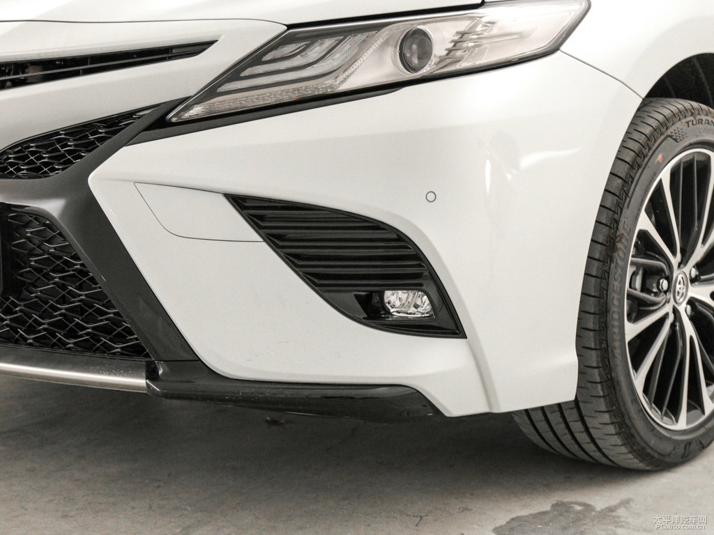 鉑金珍珠白黑雙色凱美瑞車(chē)頭外觀圖片