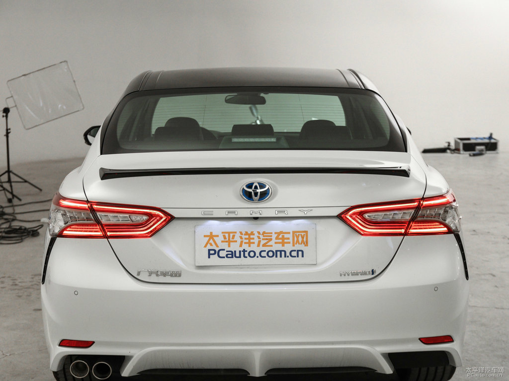 鉑金珍珠白黑雙色凱美瑞車尾外觀圖片