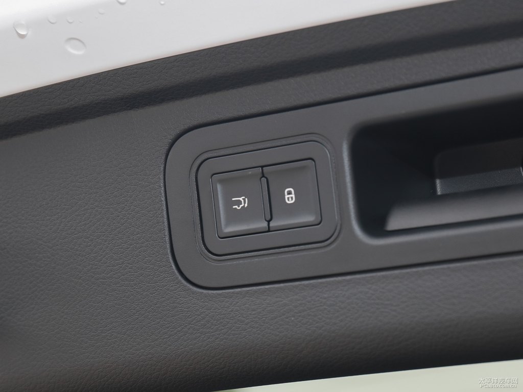 月光白騰勢X后備廂空間圖片