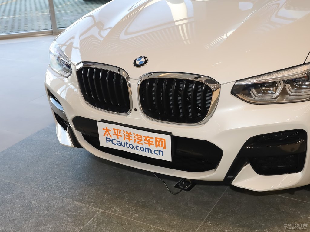 礦石白寶馬X3車頭外觀圖片