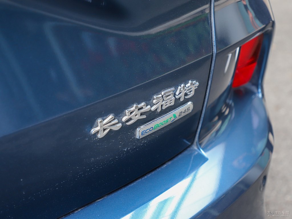 靜謐藍(lán)銳際車尾外觀圖片