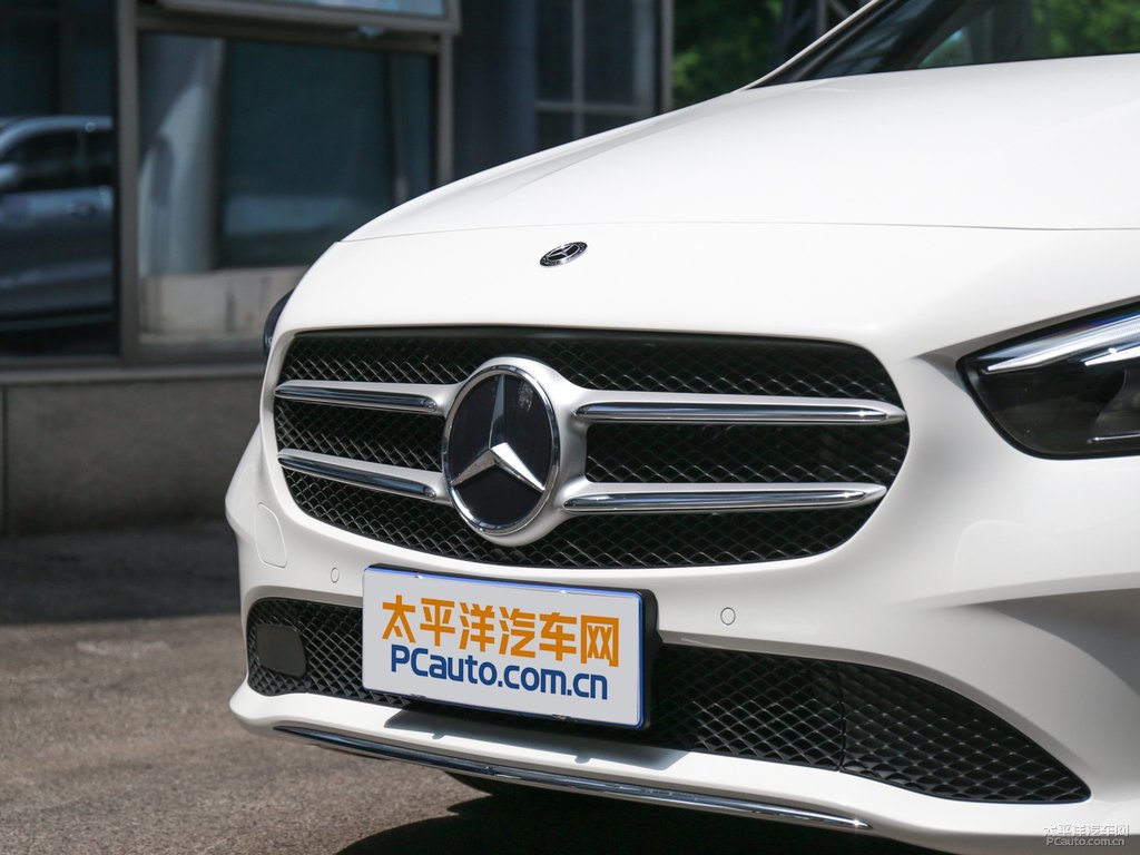 北極白奔馳B級車頭外觀圖片