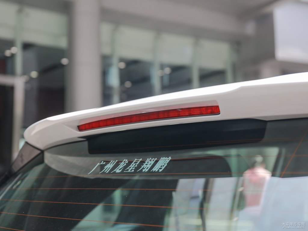 北極白奔馳B級車尾外觀圖片