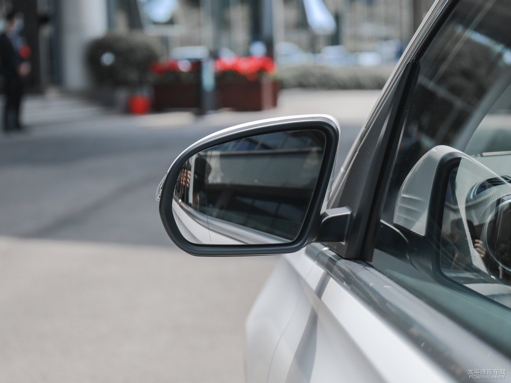 北極白奔馳B級(jí)車身外觀圖片