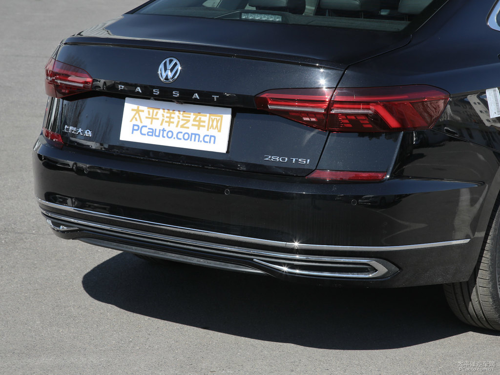 玄武黑帕薩特車尾外觀圖片