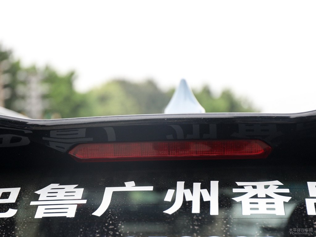冰光卡其灰斯巴魯XV車尾外觀圖片