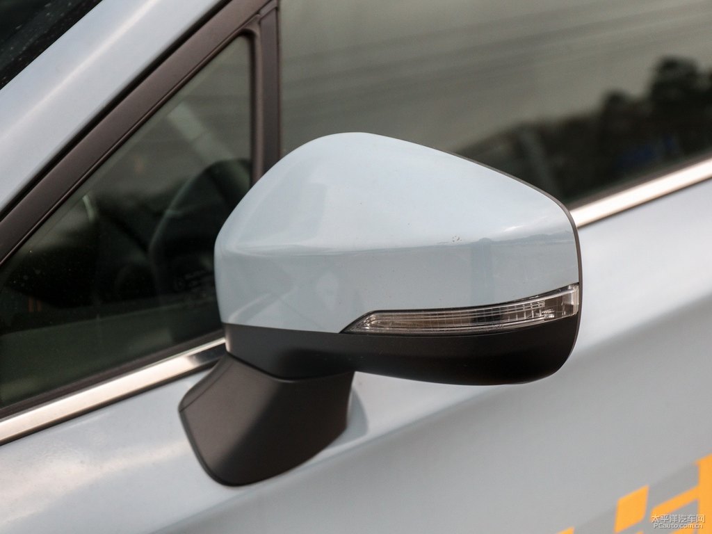 冰光卡其灰斯巴魯XV車身外觀圖片