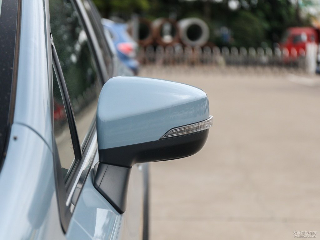 冰光卡其灰斯巴魯XV車身外觀圖片