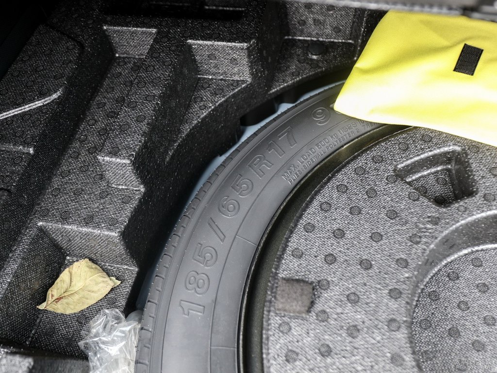 冰光卡其灰斯巴魯XV后備廂空間圖片