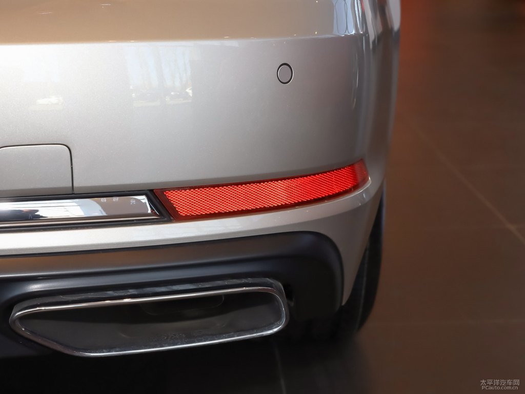 白金色奧迪A4L車尾外觀圖片