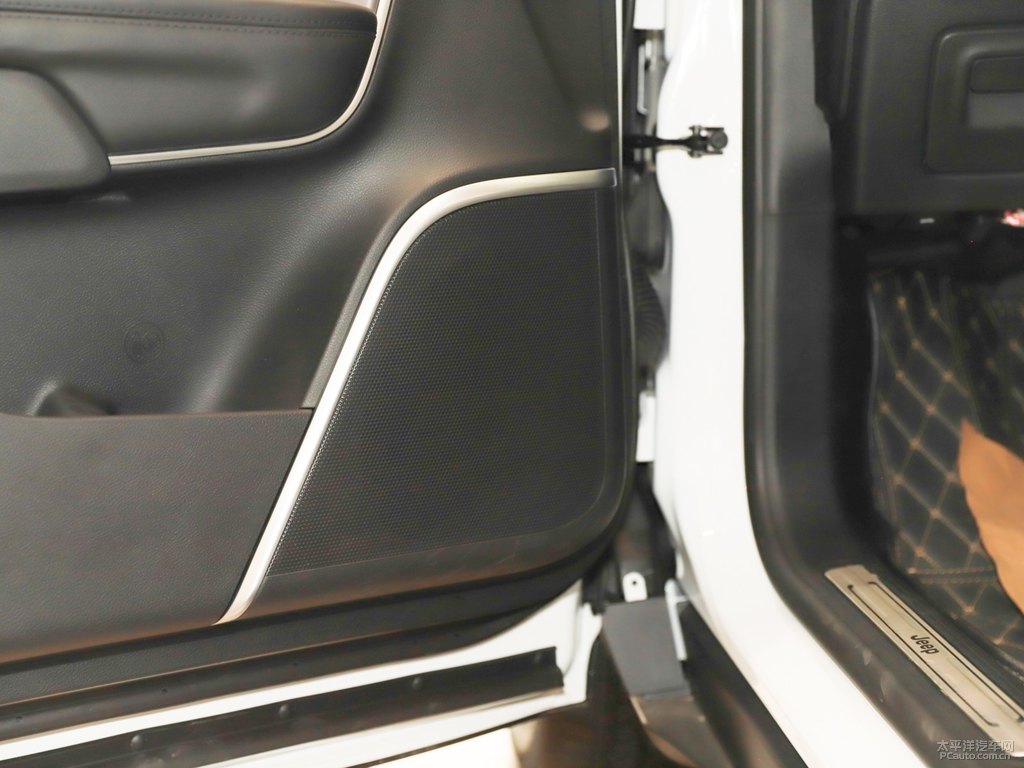 喀納斯白大指揮官車廂內(nèi)飾圖片