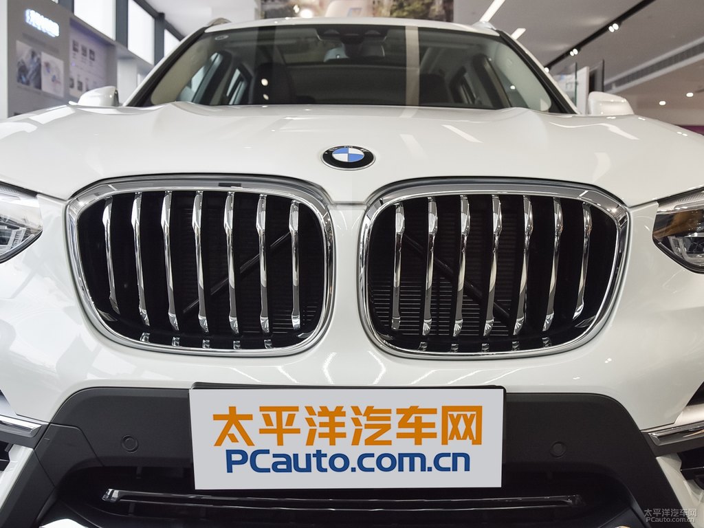 礦石白寶馬X3車頭外觀圖片