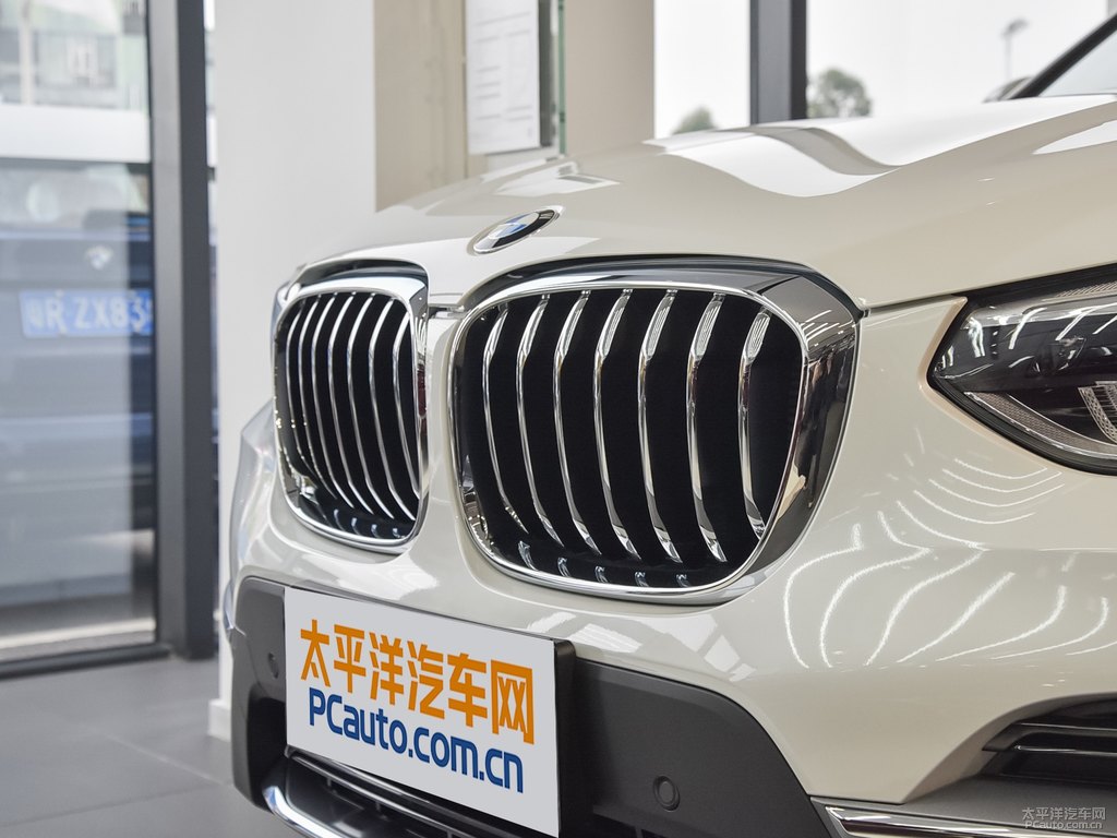 礦石白寶馬X3車頭外觀圖片