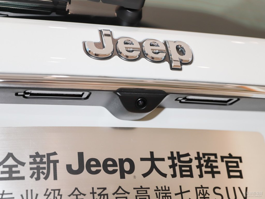 喀納斯白大指揮官車尾外觀圖片