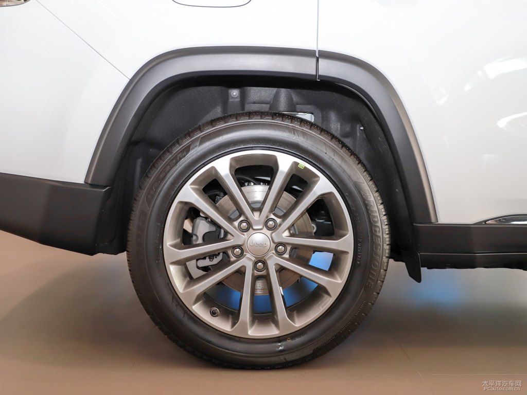 喀納斯白大指揮官車(chē)身外觀(guān)圖片
